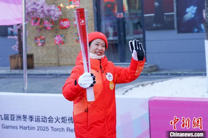 哈尔滨亚冬会火炬传递圆满举行 120名火炬手完成