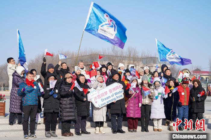 哈尔滨亚冬会火炬传递圆满举行 120名火炬手完成