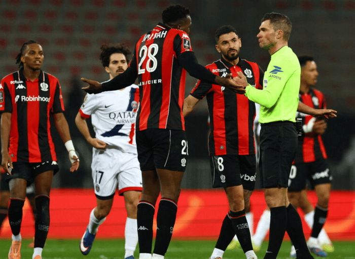 尼斯主帅与球员怒斥裁判点球判罚 争议判罚引发