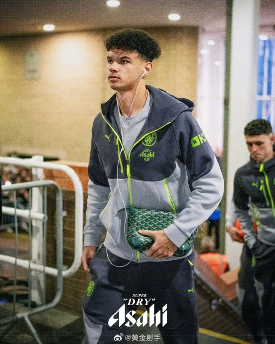 曼城新星奥赖利：从中场到左后卫的蜕变之路