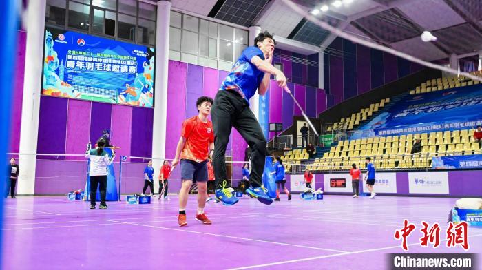 海峡两岸暨港澳青年羽毛球赛在渝开赛 百名选手