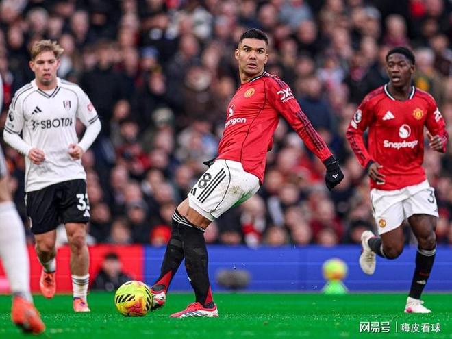 英超陷三大杯危机 欧冠名额争夺战白热化