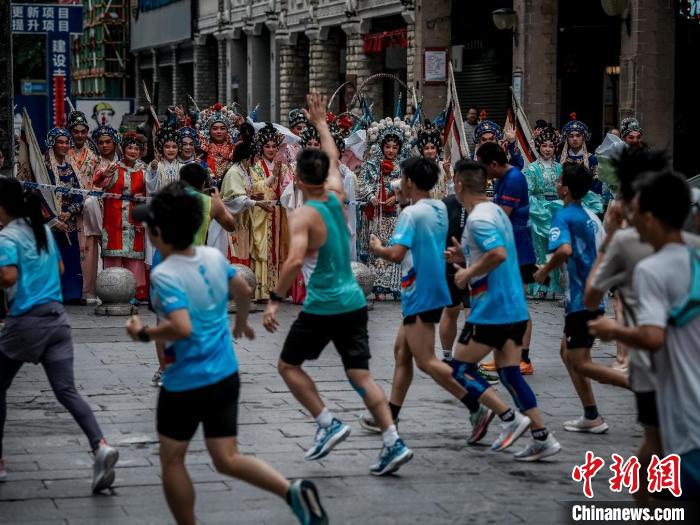 近两万名跑友汇聚梧州半程马拉松，埃塞俄比亚