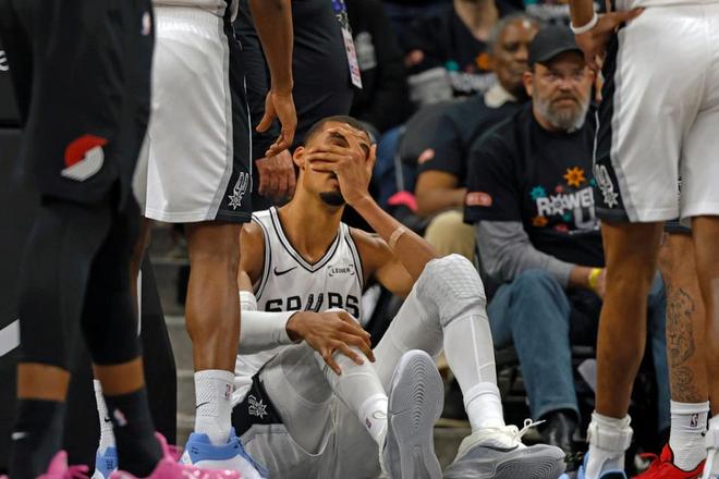 亨德森率开拓者末节14分逆转马刺 文班伤退将缺