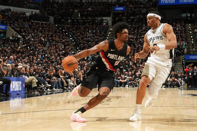 亨德森率开拓者末节14分逆转马刺 文班伤退将缺