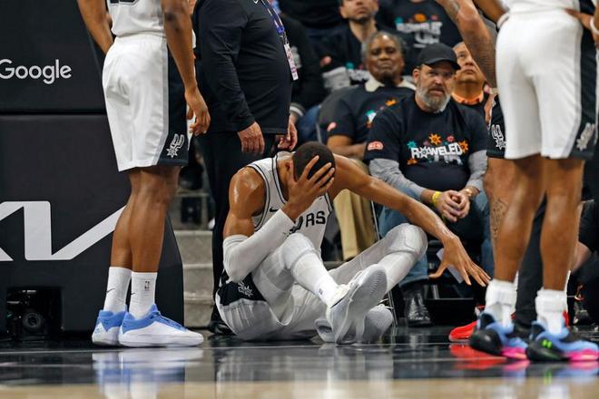 亨德森率开拓者末节14分逆转马刺 文班伤退将缺