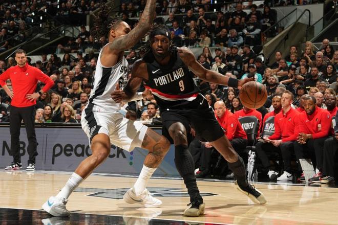 亨德森率开拓者末节14分逆转马刺 文班伤退将缺