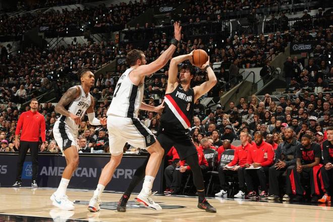 亨德森率开拓者末节14分逆转马刺 文班伤退将缺