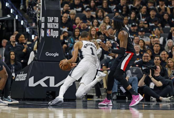 亨德森率开拓者末节14分逆转马刺 文班伤退将缺