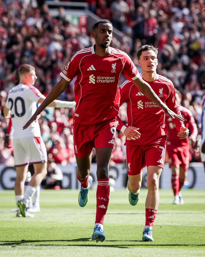 巴萨西甲冲冠关键战告捷 阿森纳英超登顶曼城足