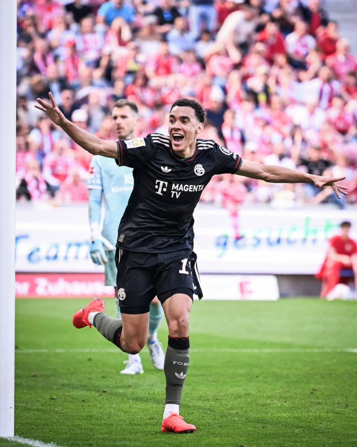 巴萨西甲冲冠关键战告捷 阿森纳英超登顶曼城足