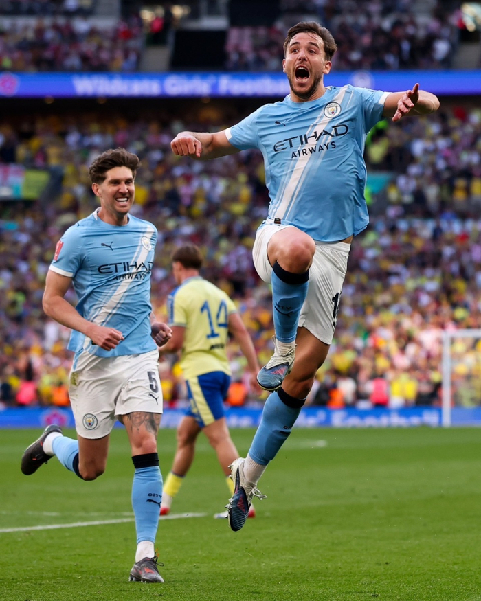 巴萨西甲冲冠关键战告捷 阿森纳英超登顶曼城足